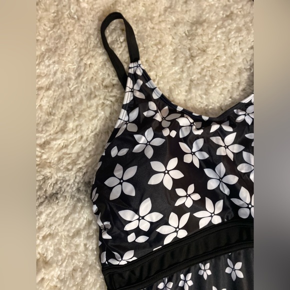 Plus size gorgeous black & white tankini swim top flowy material NWT 2x / 3x - Picture 2 of 6